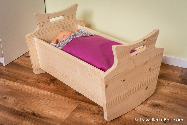 Un lit pour poupée en bois de haute qualité pour faire comme les grands